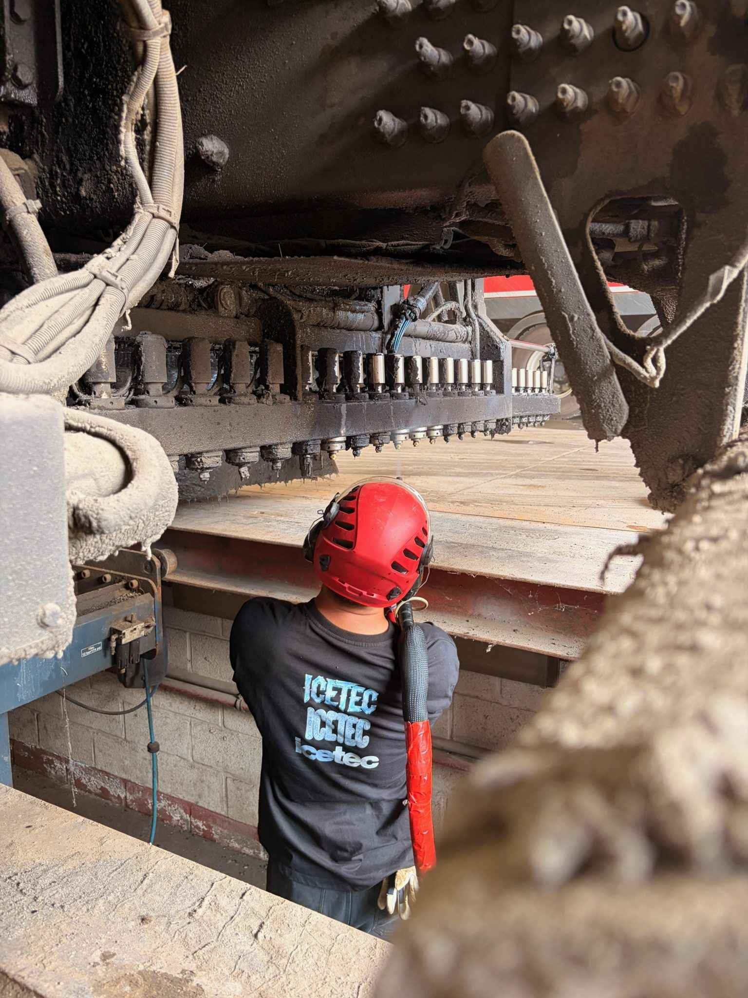 Technicien Icetec en intervention sur équipement industriel